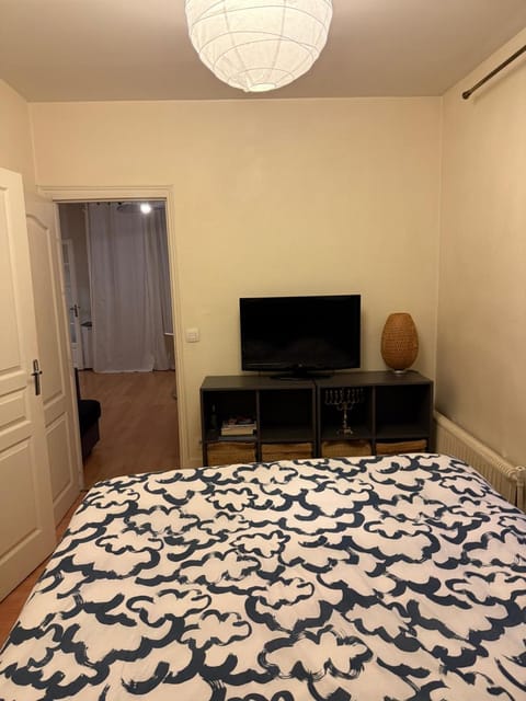 Amazing 1 bedroom, 30sec from Arc de Triomphe Apartment in Paris