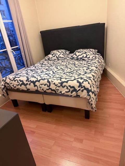 Amazing 1 bedroom, 30sec from Arc de Triomphe Apartment in Paris