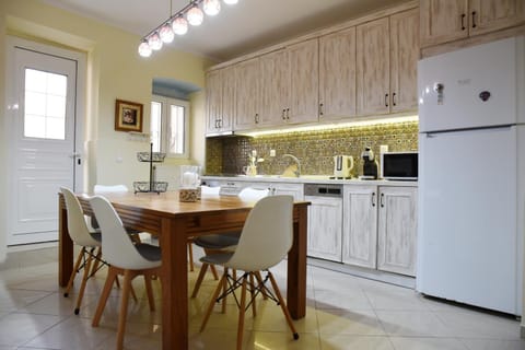Kitchen or kitchenette, Dining area, minibar, toaster
