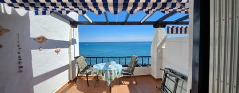 View (from property/room), Balcony/Terrace, Dining area, Sea view