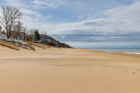 Family Friendly Mears Cottage - Walk to the Beach! House in Wisconsin