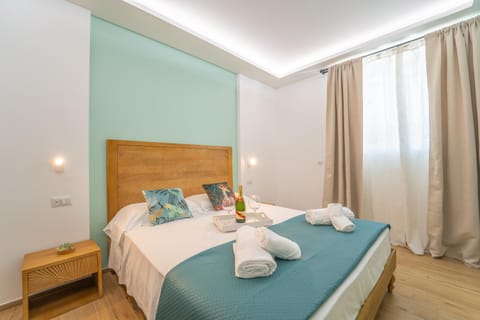 Photo of the whole room, Bedroom, towels