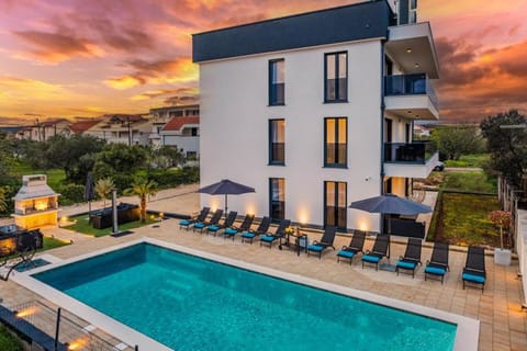 Property building, View (from property/room), Balcony/Terrace, Balcony/Terrace, Pool view, Swimming pool, sunbed