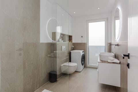 Shower, Toilet, Bathroom, washing machine