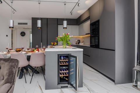 Kitchen or kitchenette, Dining area, oven