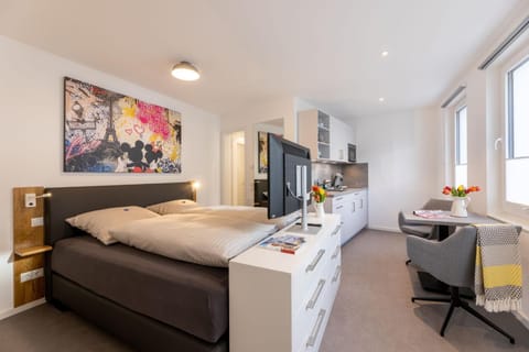 Bed, TV and multimedia, Kitchen or kitchenette, Photo of the whole room, Seating area, Dining area