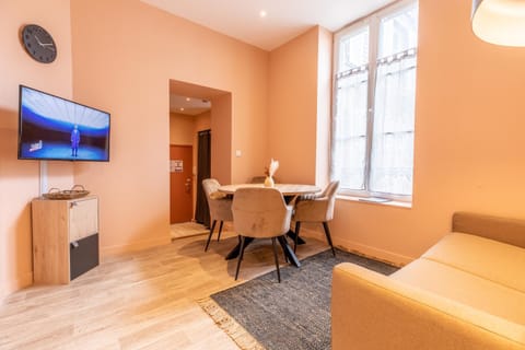 TV and multimedia, Living room, Seating area, Dining area