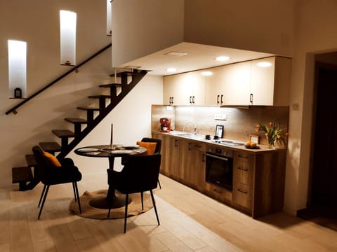 Kitchen or kitchenette, Dining area