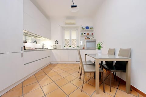 Kitchen or kitchenette, Living room, Seating area, minibar, pet friendly, stove, air conditioner