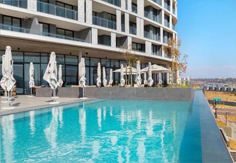 Property building, Restaurant/places to eat, Day, Evening entertainment, Pool view, Swimming pool, sunbed