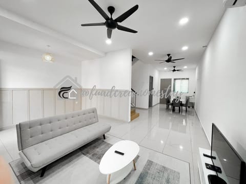 TV and multimedia, Living room, Seating area, Dining area, fireplace