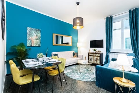 Communal lounge/ TV room, TV and multimedia, Living room, Seating area, Dining area, Evening entertainment