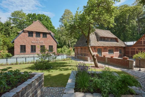 Property building, Facade/entrance, Garden, Garden view