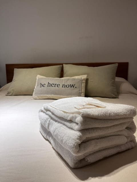 Bed, towels