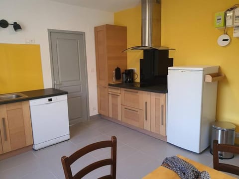 Kitchen or kitchenette, dishwasher, minibar, stove