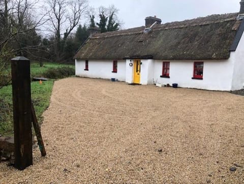 Sweet Meadow A delightful romantic thatched cottage by river Shannon on 4 acres is for peace party family or work from home House in Longford