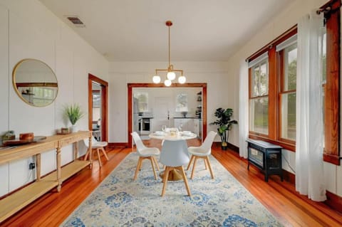 Bungalow w Hot Tub and FP House in Fredericksburg