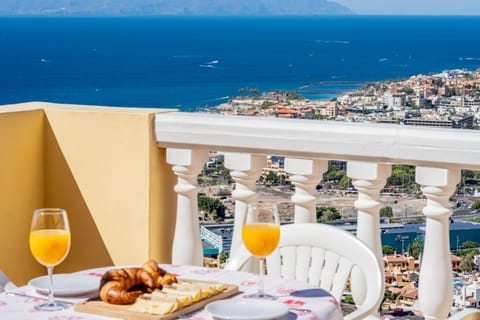 Day, Natural landscape, View (from property/room), Balcony/Terrace, Dining area, City view