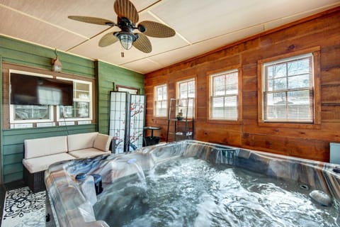 Cleveland Cabin with Private Hot Tub about 7 Mi to Helen Cabin in White County