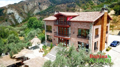 Natural landscape, Garden, Garden view, Mountain view, Location, Parking