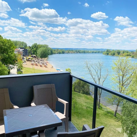 View (from property/room), Balcony/Terrace, Lake view