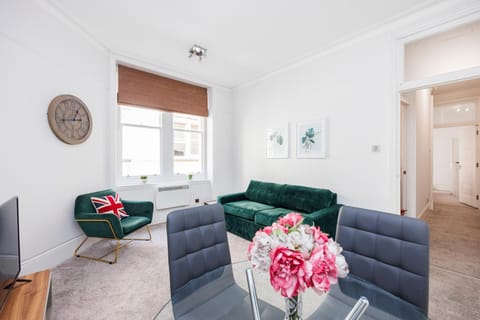 Living room, Photo of the whole room, Seating area