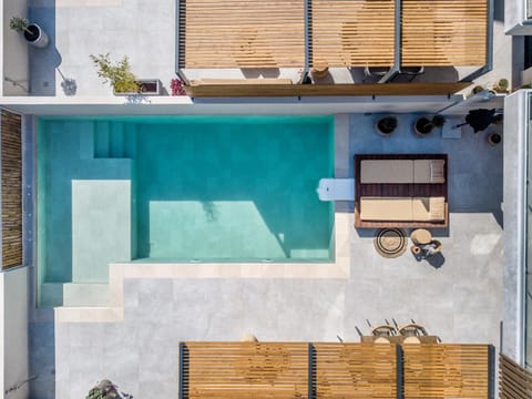 Dining area, Pool view, Swimming pool, sunbed