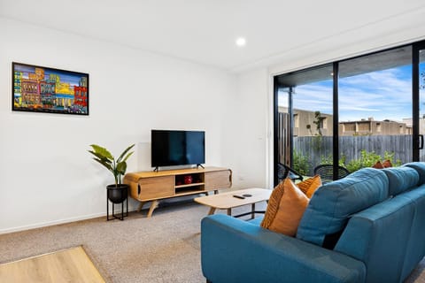 TV and multimedia, Living room, Seating area, Evening entertainment