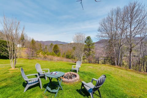 Mtn-View Balsam Grove Getaway with Fire Pit! Apartment in Gloucester