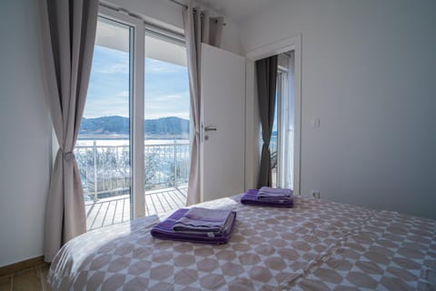 Bed, Natural landscape, View (from property/room), Photo of the whole room, Bedroom, City view, Sea view, towels
