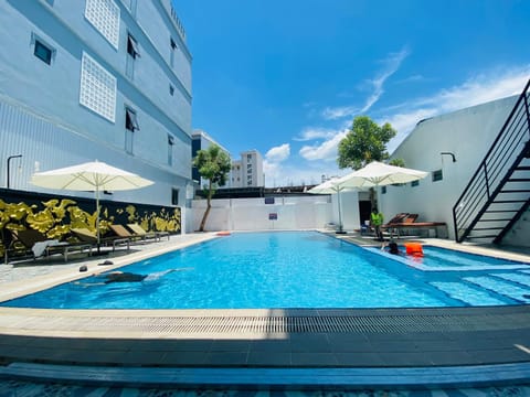 Swimming pool
