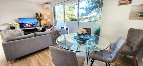 TV and multimedia, Living room, Seating area, Dining area