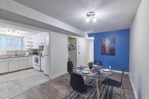 Kitchen or kitchenette, Dining area, oven, stove
