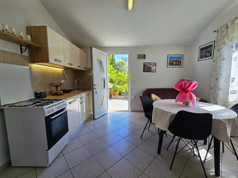Kitchen or kitchenette, Dining area, oven, stove, toaster