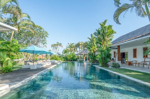 Garden view, Swimming pool, sunbed