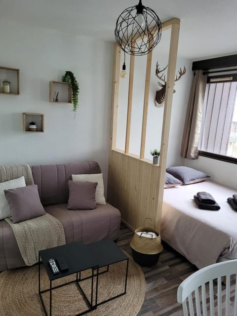 Bed, Seating area