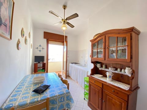 Kitchen or kitchenette, Dining area, fireplace