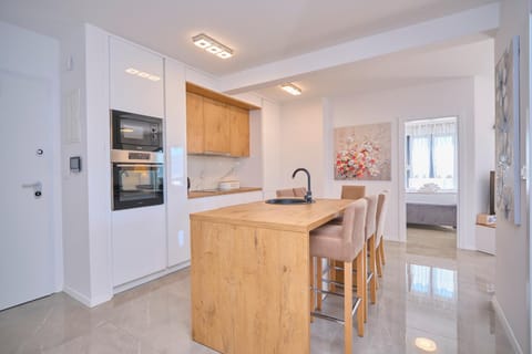 Coffee/tea facilities, Kitchen or kitchenette, microwave, oven, kitchen