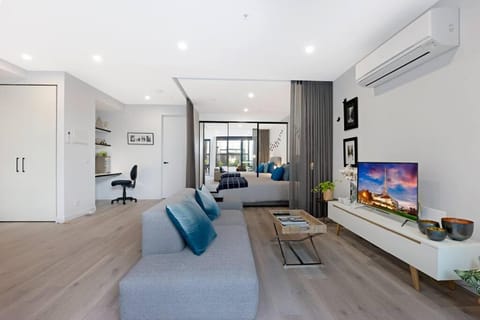 TV and multimedia, Living room, Seating area, Evening entertainment, air conditioner