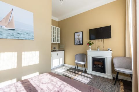 Photo of the whole room, Seating area