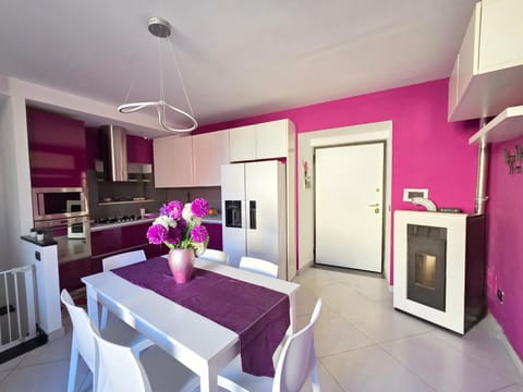 TV and multimedia, Kitchen or kitchenette, Living room, Seating area, Dining area, oven, stove