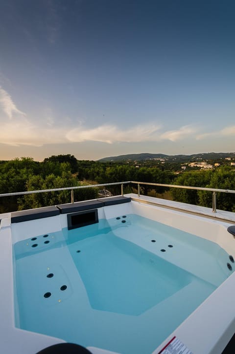Hot Tub, Swimming pool