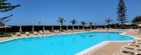 Swimming pool, sunbed