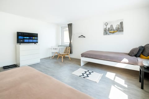 Bed, TV and multimedia, Photo of the whole room, Seating area, Bedroom