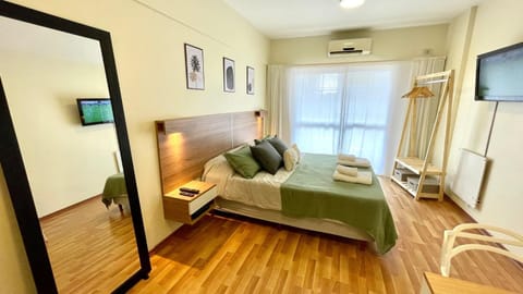 Bed, TV and multimedia, Living room, Photo of the whole room, Bedroom, towels, air conditioner