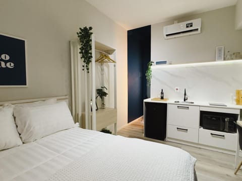 Bed, Kitchen or kitchenette, Photo of the whole room, wardrobe