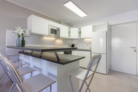 Kitchen or kitchenette, Dining area, minibar, oven, pet friendly, stove