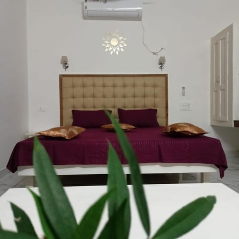 Bed, Living room, Photo of the whole room, Seating area, Bedroom, air conditioner