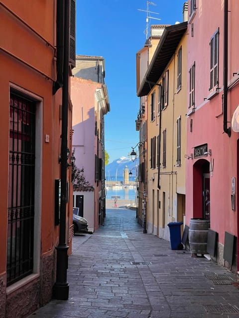 Property building, Day, Neighbourhood, Natural landscape, Lake view, Street view