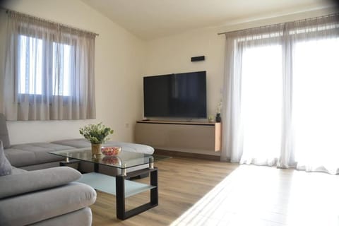 Communal lounge/ TV room, TV and multimedia, Living room, Bedroom